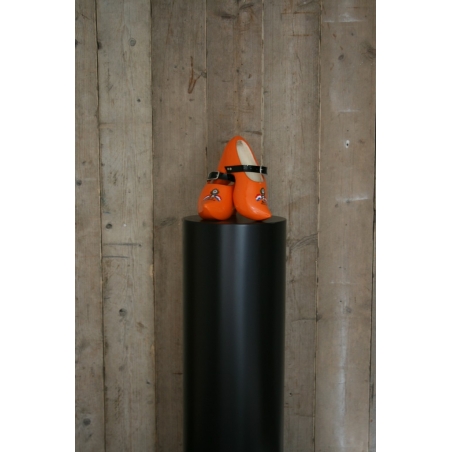 circular plinth black