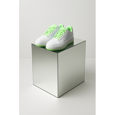 Mirrored plinth glass