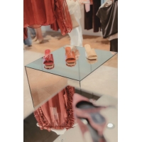 Mirrored plinth glass