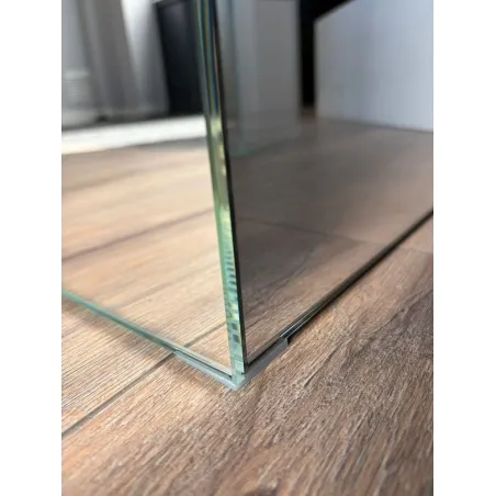 Mirrored plinth glass