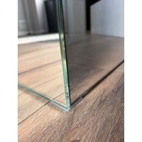 Mirrored plinth glass