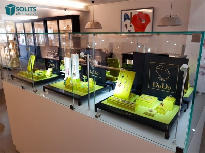 How Display Cases Redefine the Retail Experience?