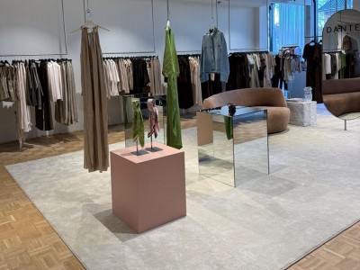 Why mirrored plinths attract so much attention in shop windows