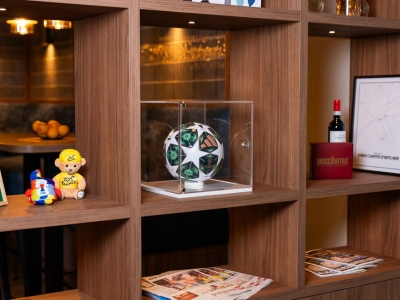 Display case with or without a door? 5 situations where a door makes life easier